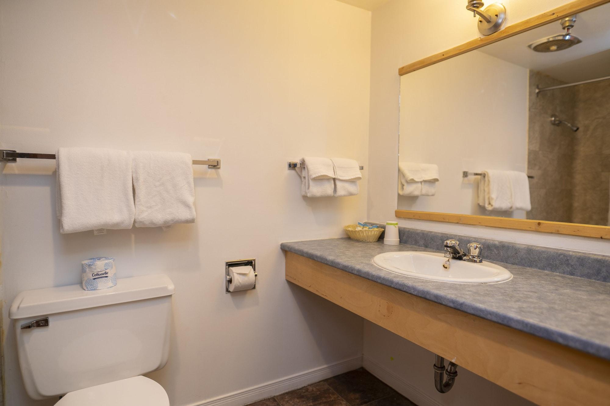 Canadas Best Value Inn- Riverview Hotel Уайтхорс Экстерьер фото