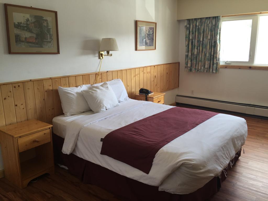 Canadas Best Value Inn- Riverview Hotel Уайтхорс Экстерьер фото