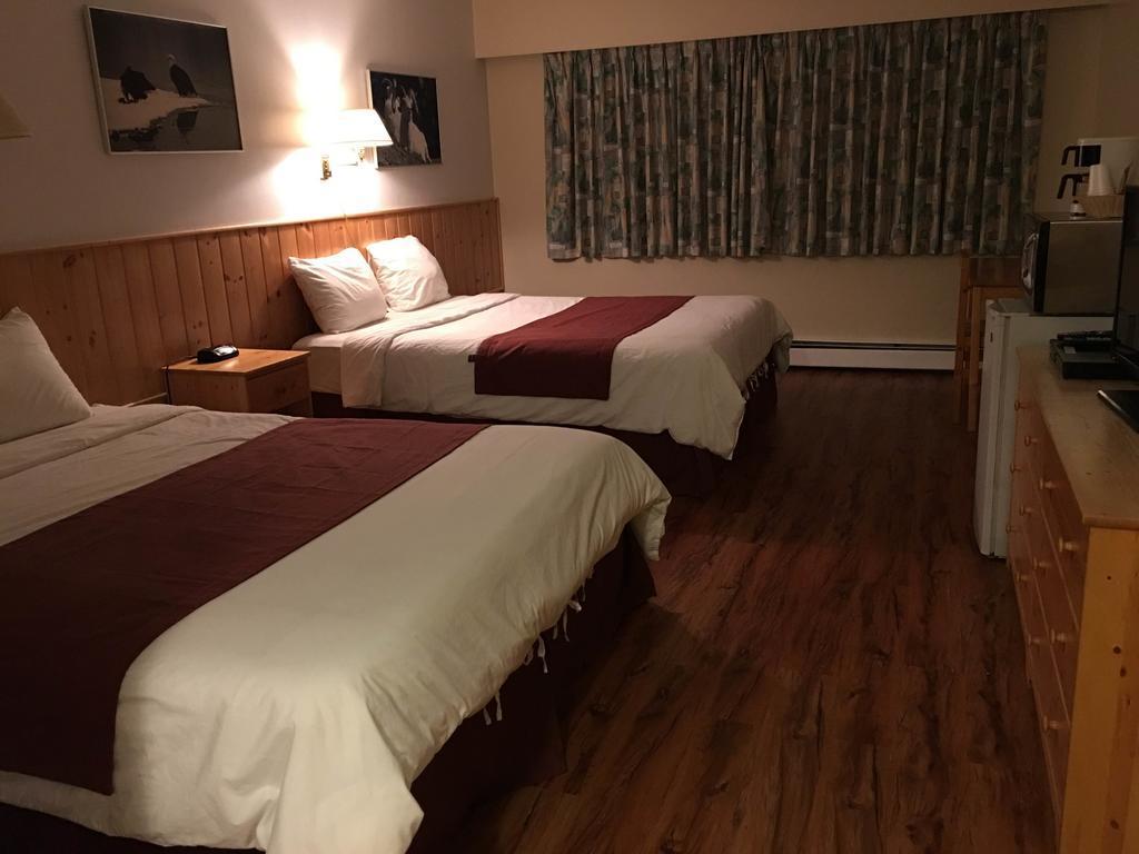 Canadas Best Value Inn- Riverview Hotel Уайтхорс Экстерьер фото