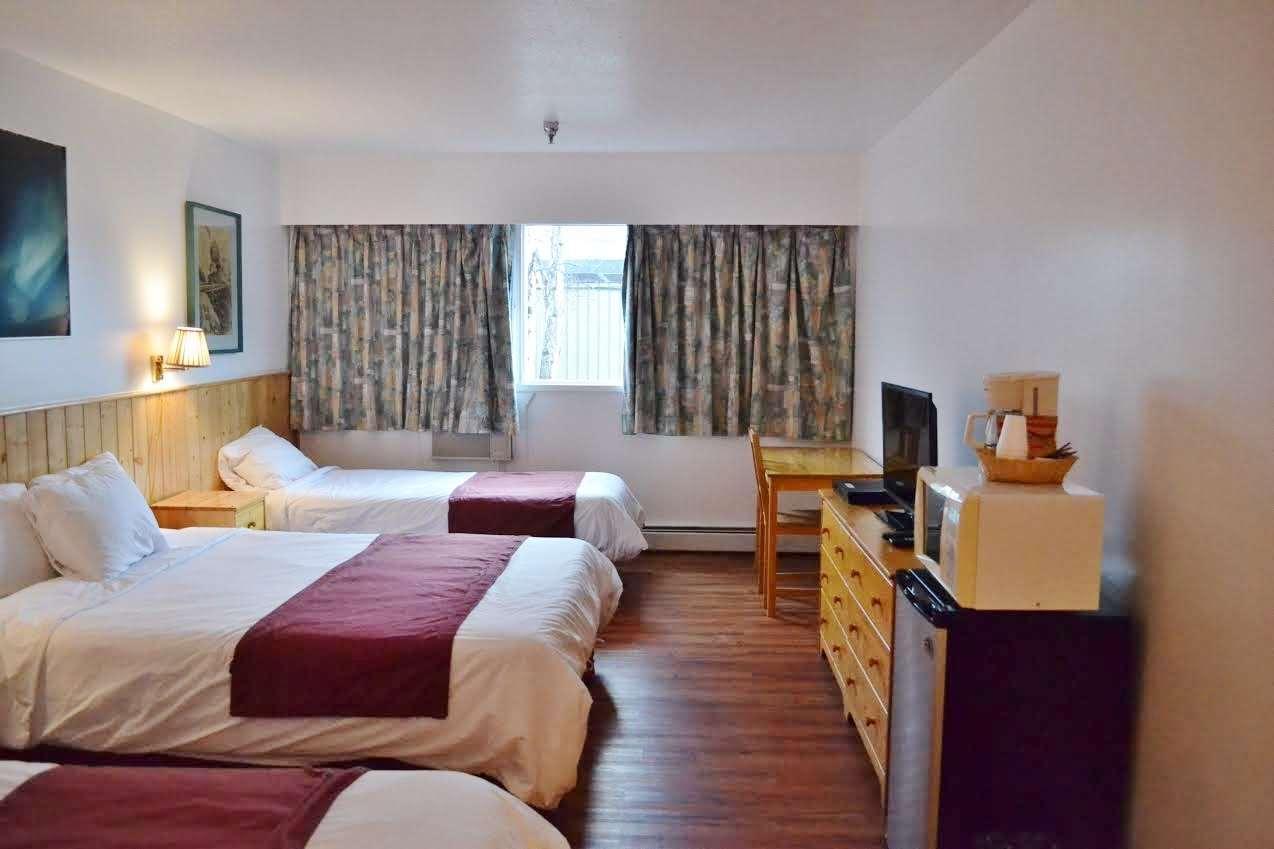 Canadas Best Value Inn- Riverview Hotel Уайтхорс Экстерьер фото
