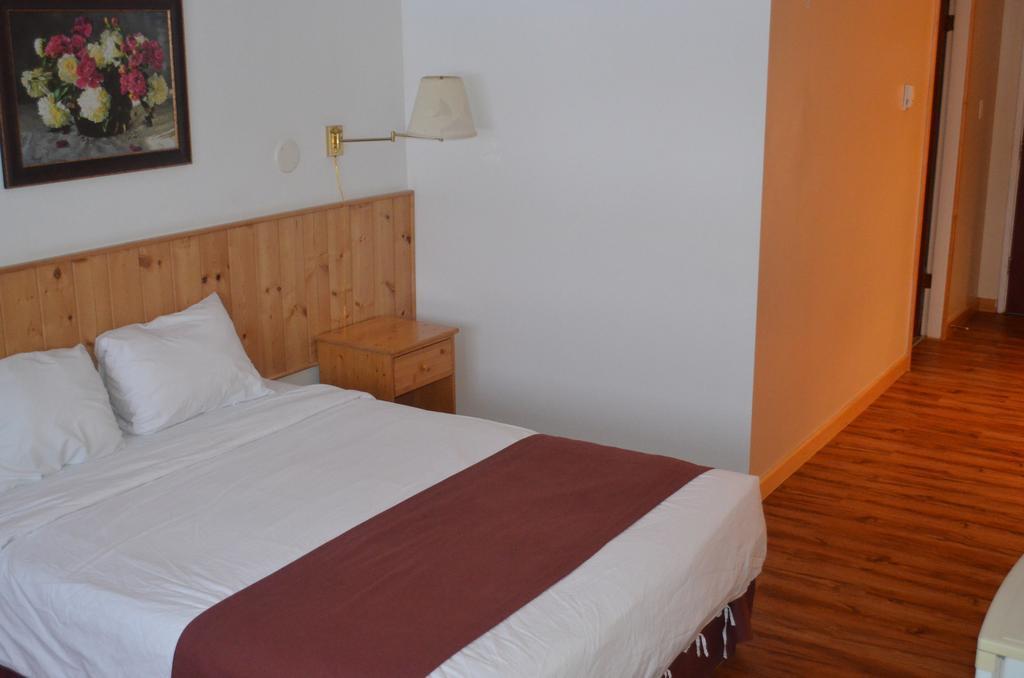 Canadas Best Value Inn- Riverview Hotel Уайтхорс Экстерьер фото