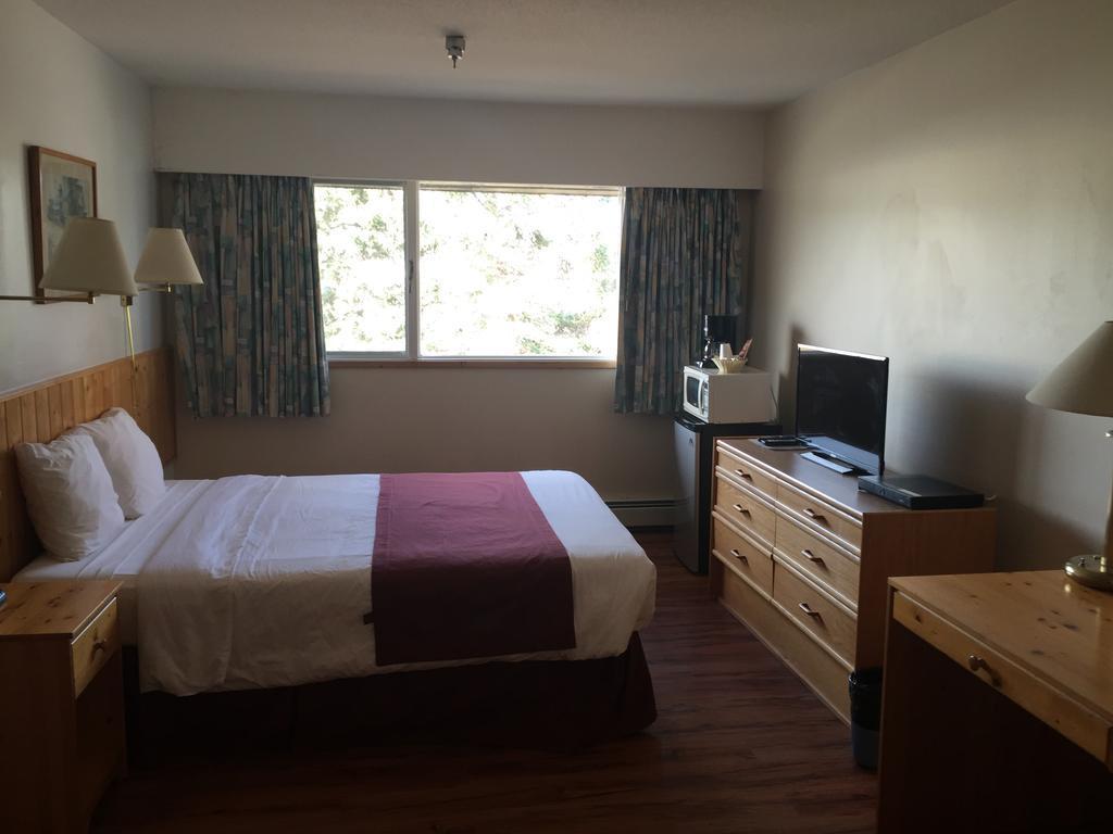 Canadas Best Value Inn- Riverview Hotel Уайтхорс Экстерьер фото