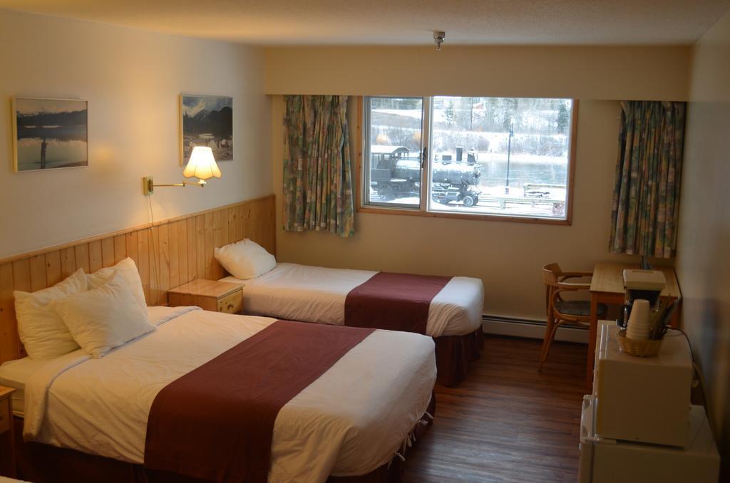 Canadas Best Value Inn- Riverview Hotel Уайтхорс Экстерьер фото