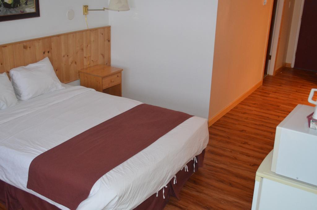Canadas Best Value Inn- Riverview Hotel Уайтхорс Экстерьер фото