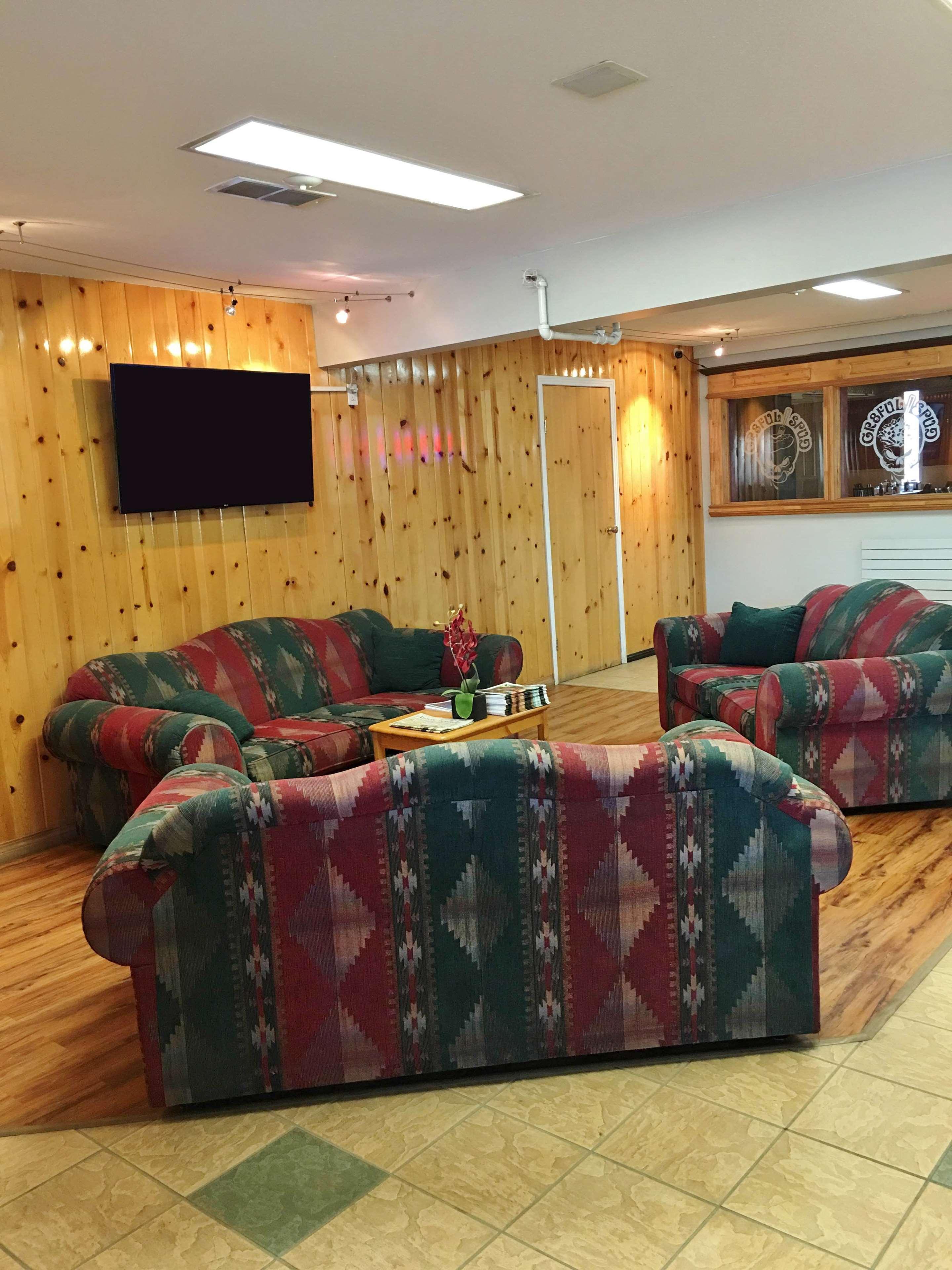 Canadas Best Value Inn- Riverview Hotel Уайтхорс Экстерьер фото