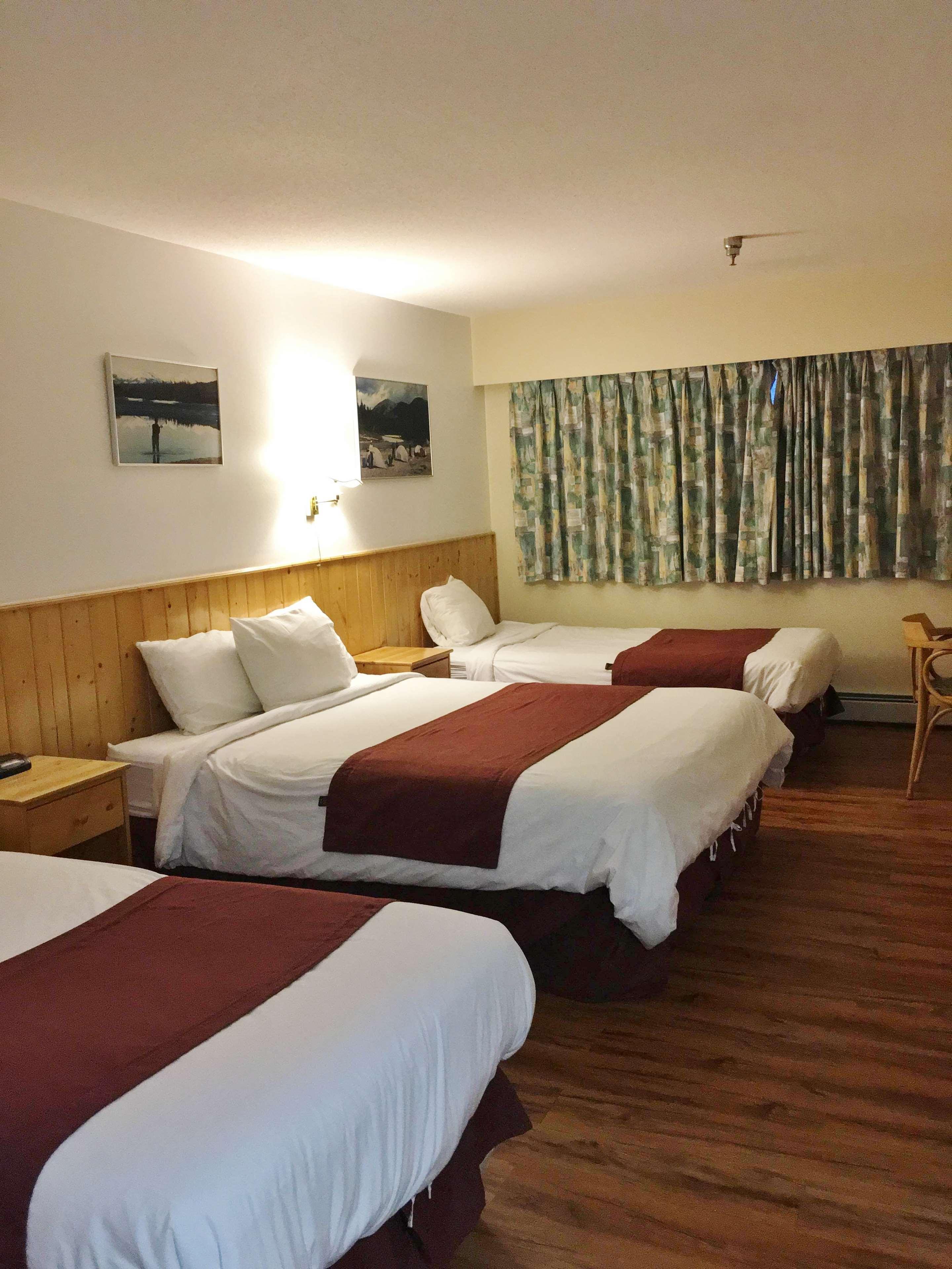 Canadas Best Value Inn- Riverview Hotel Уайтхорс Экстерьер фото