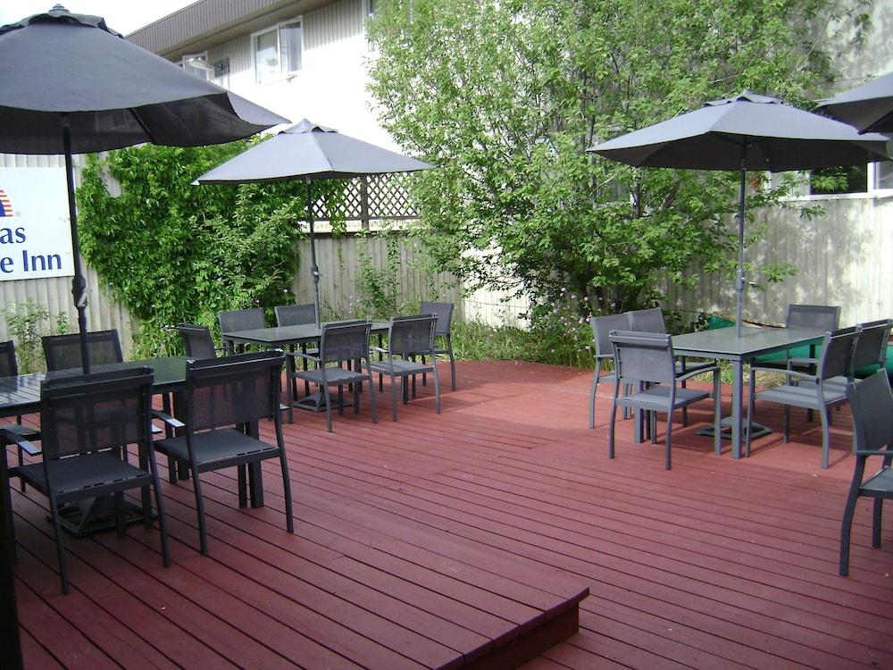 Canadas Best Value Inn- Riverview Hotel Уайтхорс Экстерьер фото