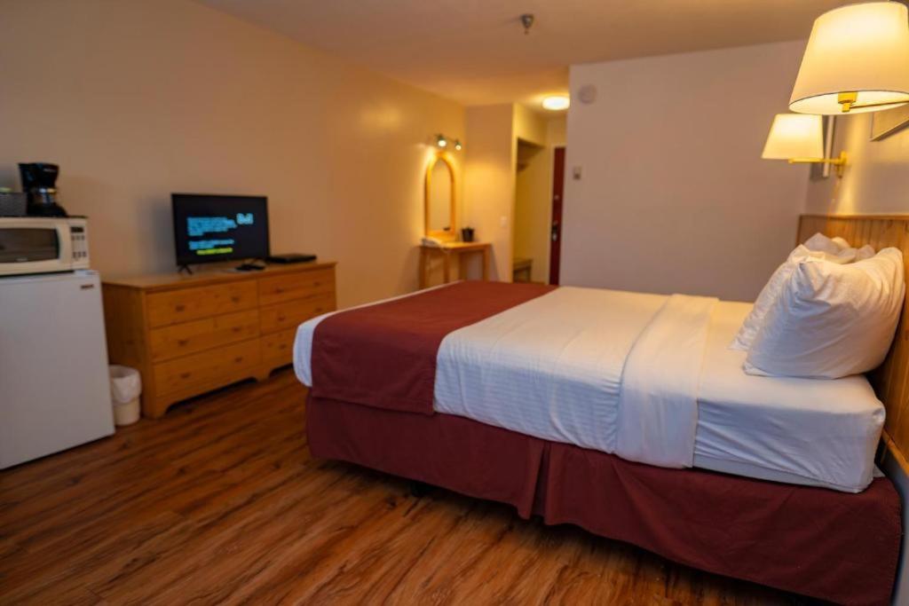 Canadas Best Value Inn- Riverview Hotel Уайтхорс Экстерьер фото