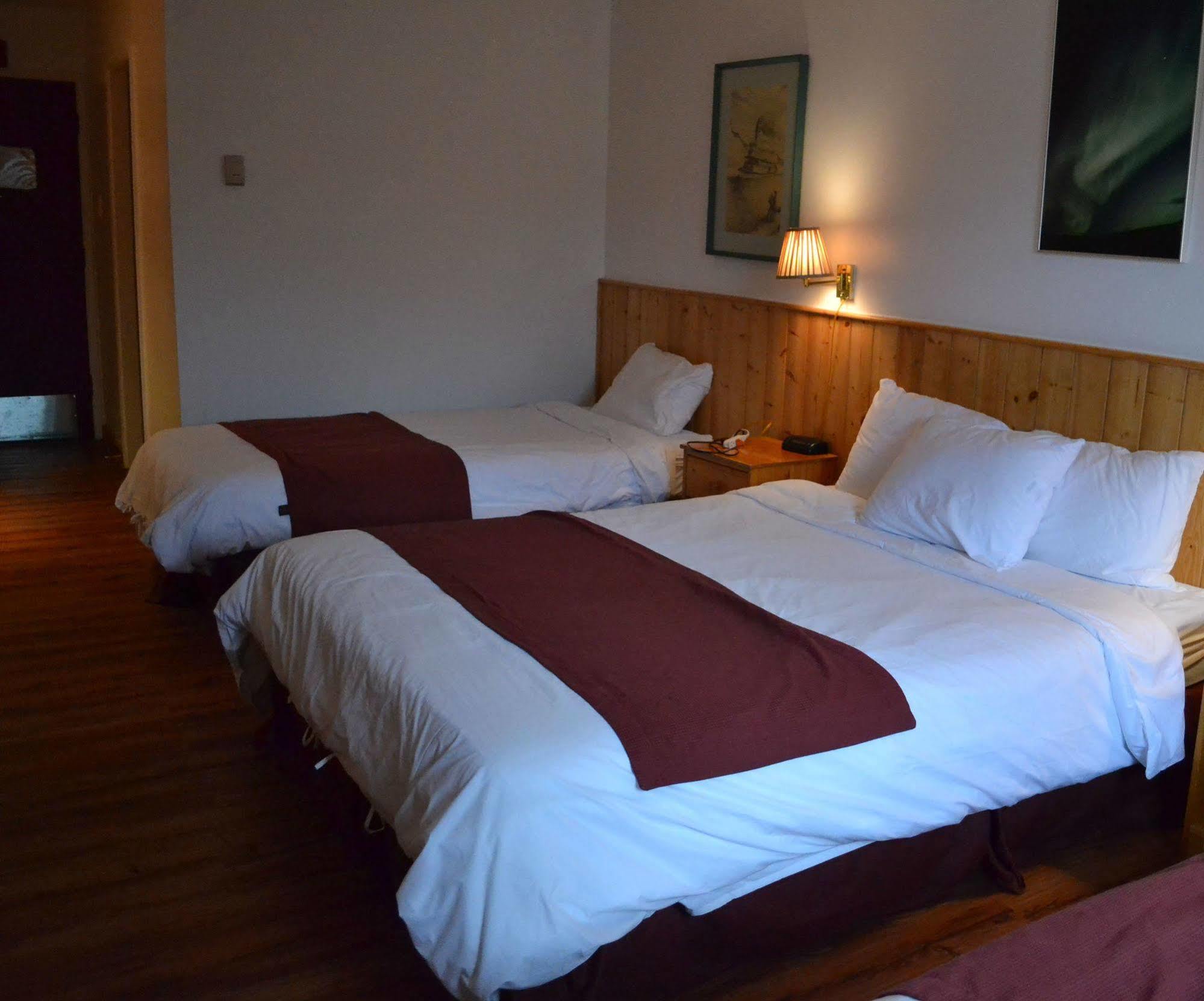 Canadas Best Value Inn- Riverview Hotel Уайтхорс Экстерьер фото