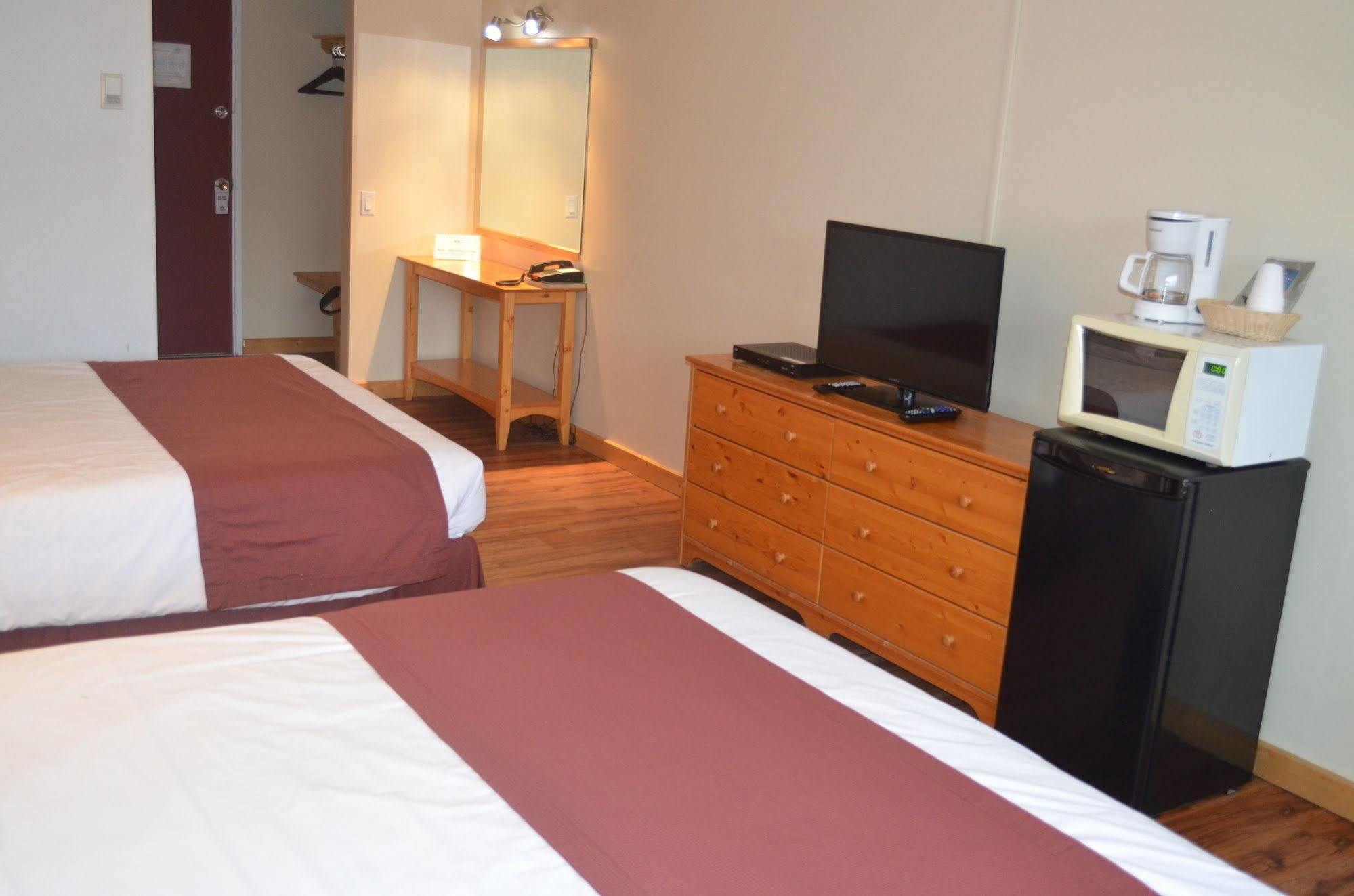 Canadas Best Value Inn- Riverview Hotel Уайтхорс Экстерьер фото