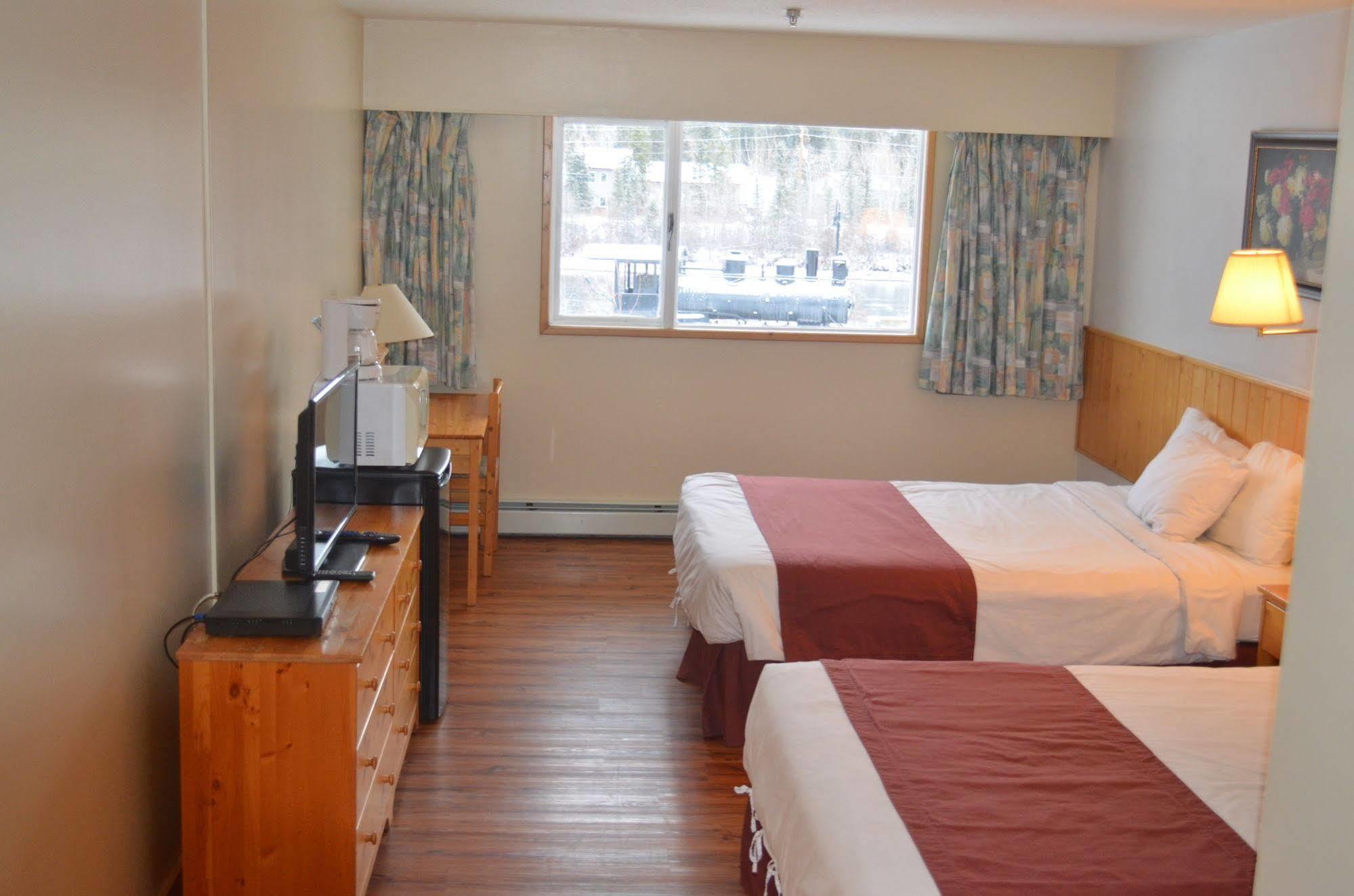 Canadas Best Value Inn- Riverview Hotel Уайтхорс Экстерьер фото