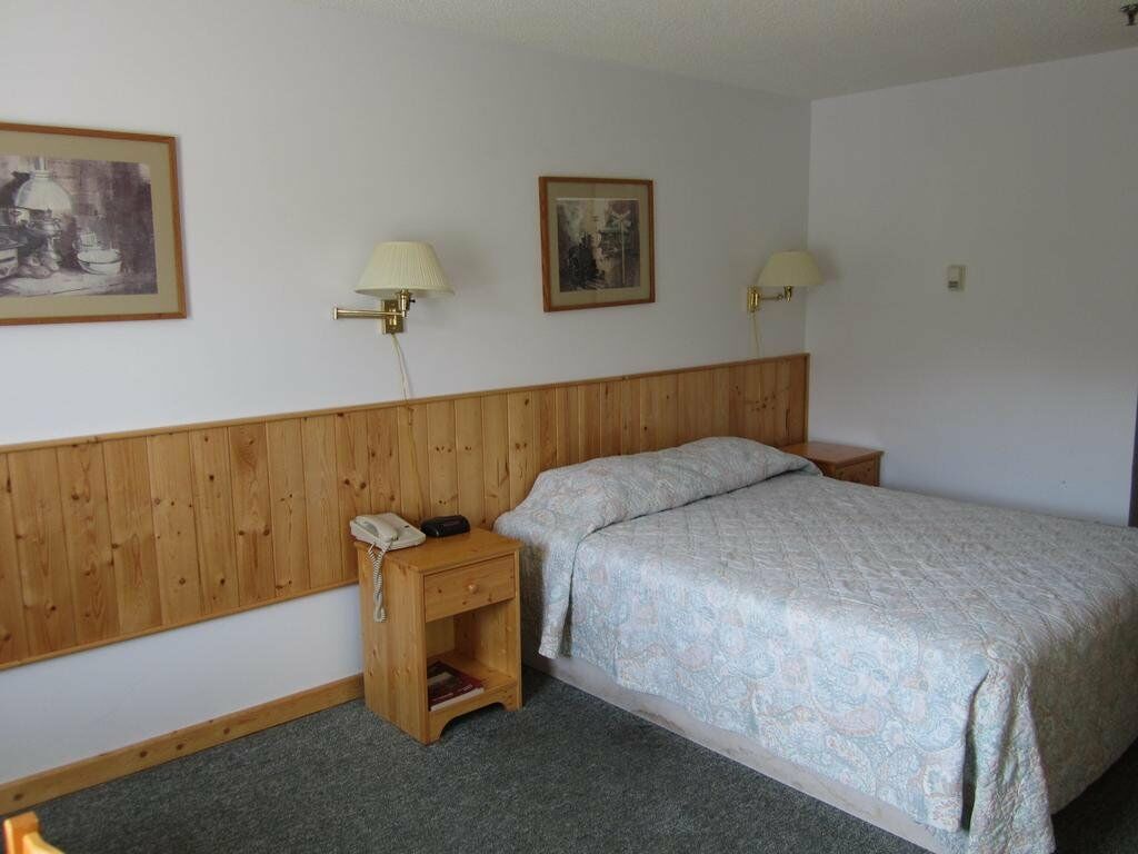Canadas Best Value Inn- Riverview Hotel Уайтхорс Экстерьер фото