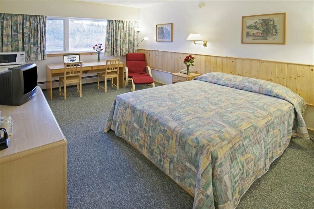 Canadas Best Value Inn- Riverview Hotel Уайтхорс Экстерьер фото